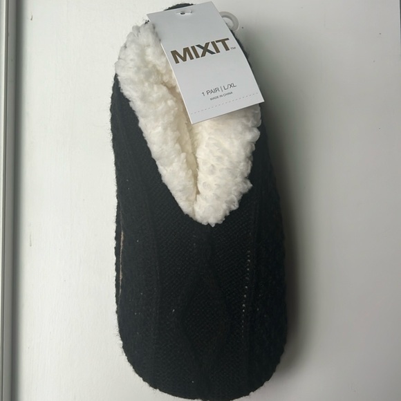 Mixit Black NWT Slipper Socks with Non Skid Bottoms - Picture 1 of 8